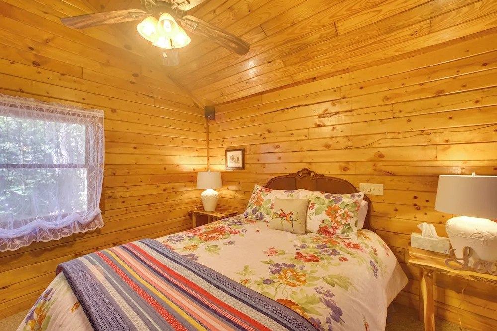 Eureka Springs Studio w/ Deck, Views & Bbq!