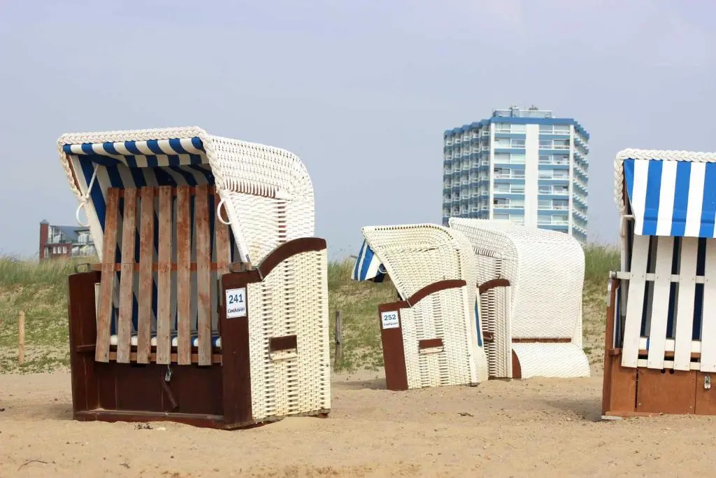 Schicke FeWo beste Lage 150m vom Strand, kostenlos WLAN großes Schwimmbad, Sauna