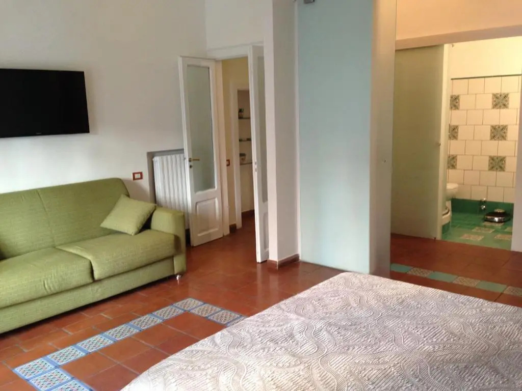 B&B Mini Hotel Incity-close train station and port