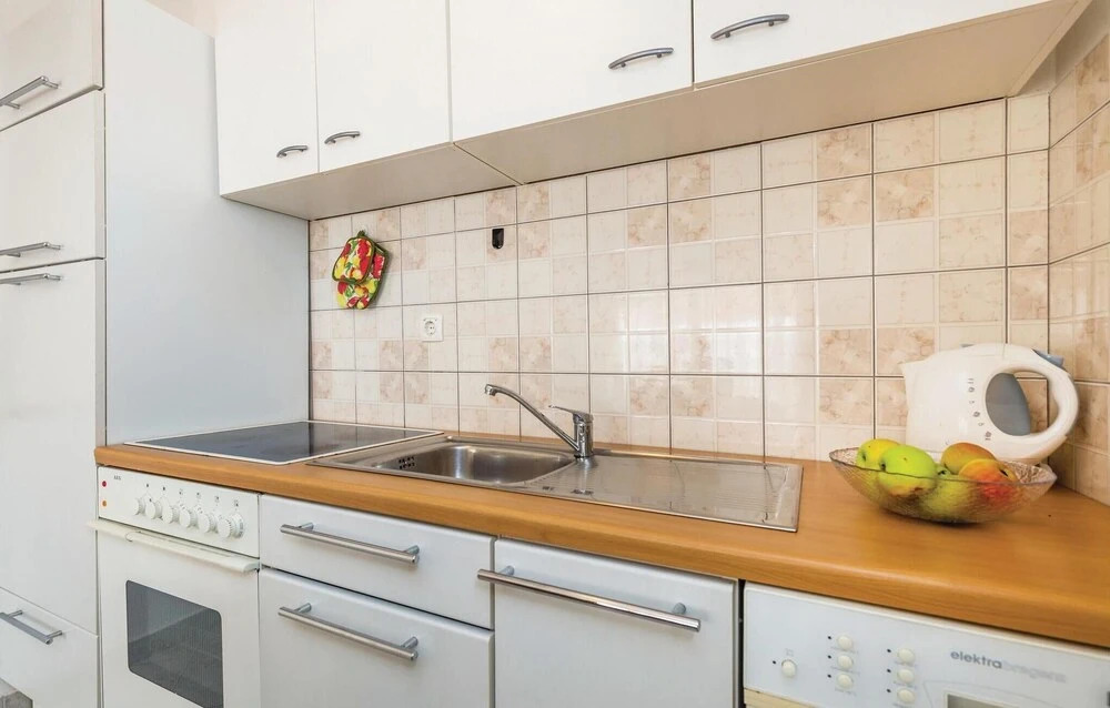 Beautiful Apartment in Lukovo Sugarje With 2 Bedrooms