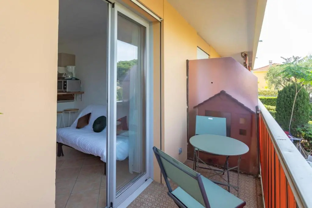 Nice Studio with balcony in quiet residence close to all amenities