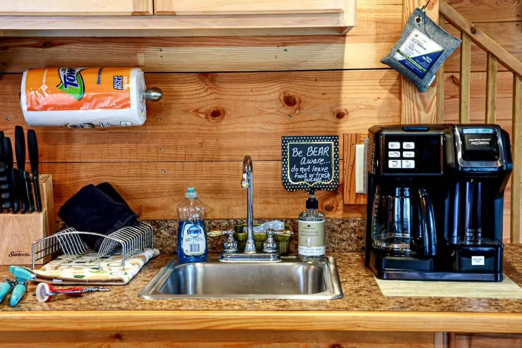 The TreeHouse - Rocking Chair Deck with Hot Tub below, Walking Distance to Downtown Helen, Sleeps 5