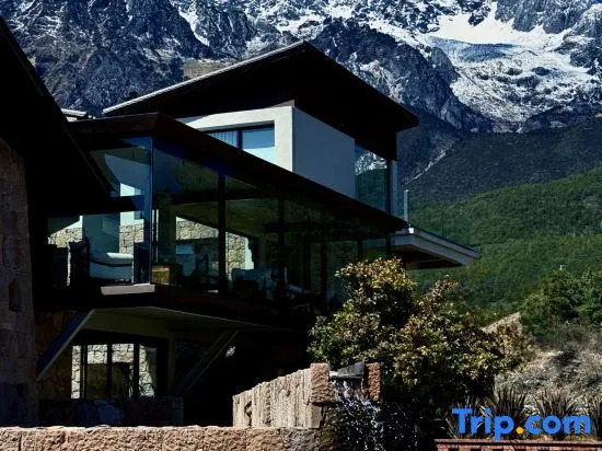 Lijiang Snow Mountain stone house