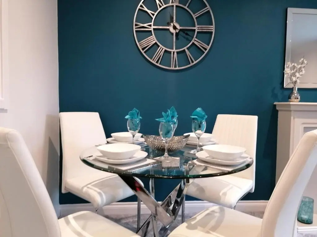 Luxury Modern 2 Bed Apartment, FREE UNDERCROFT PARKING 2,1m max