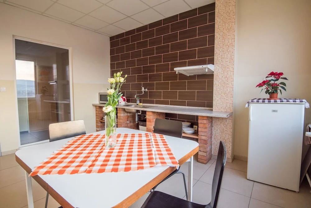 City Hotel B&B, reception 24 7, 800m od-from R1, free parking