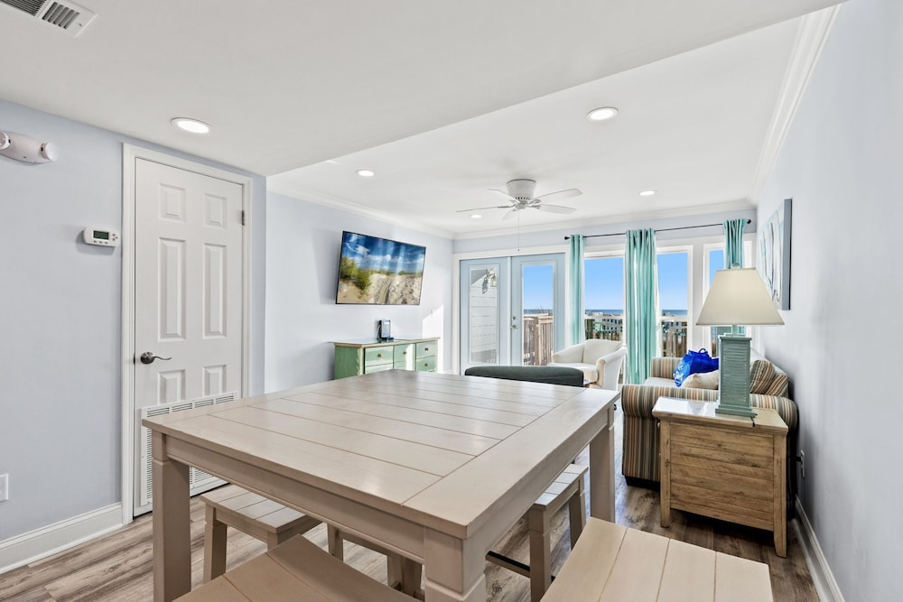 Go-jo Getaway! Coastal Comfort, 2BR Beachfront Townhouse, Sleeps 6