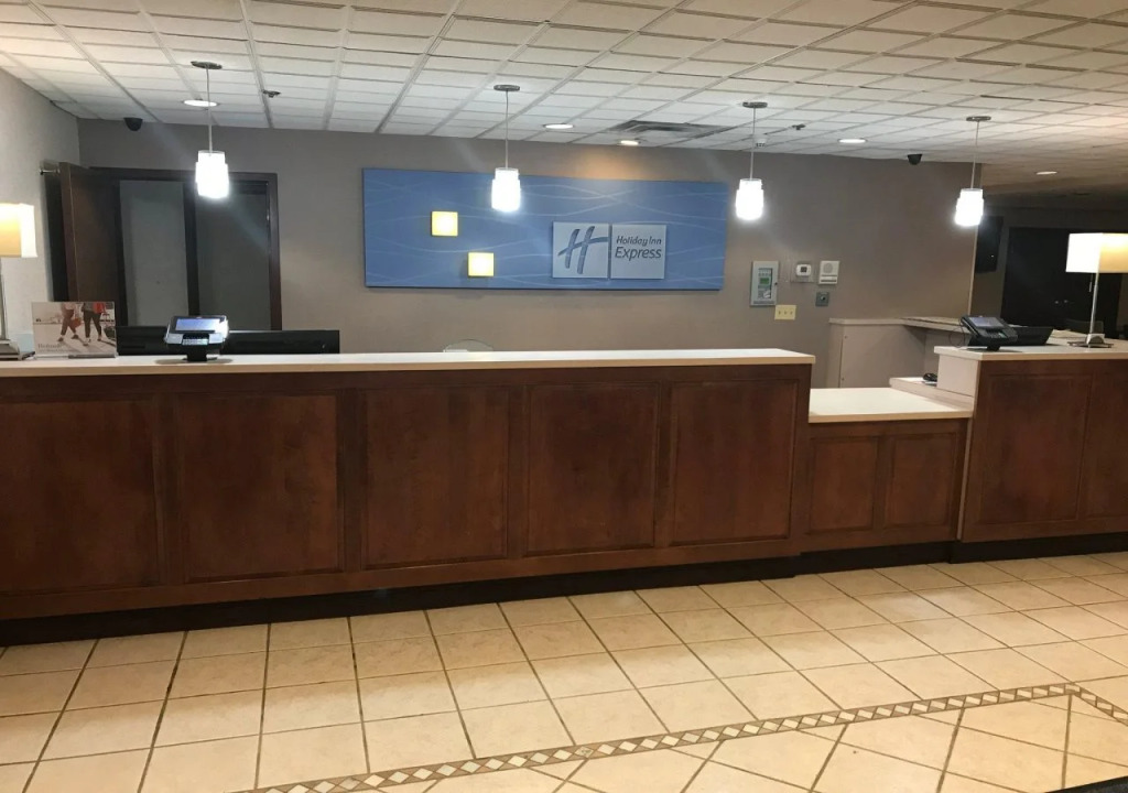 Holiday Inn Express Suites Charleston, An Ihg Hotel