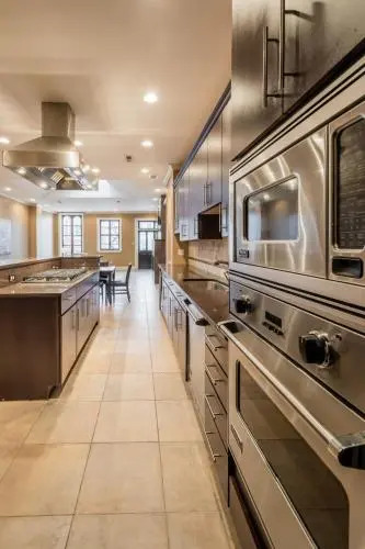 LazyKey Suites - Gorgeous 3BD Penthouse w/Spa and a Private Deck