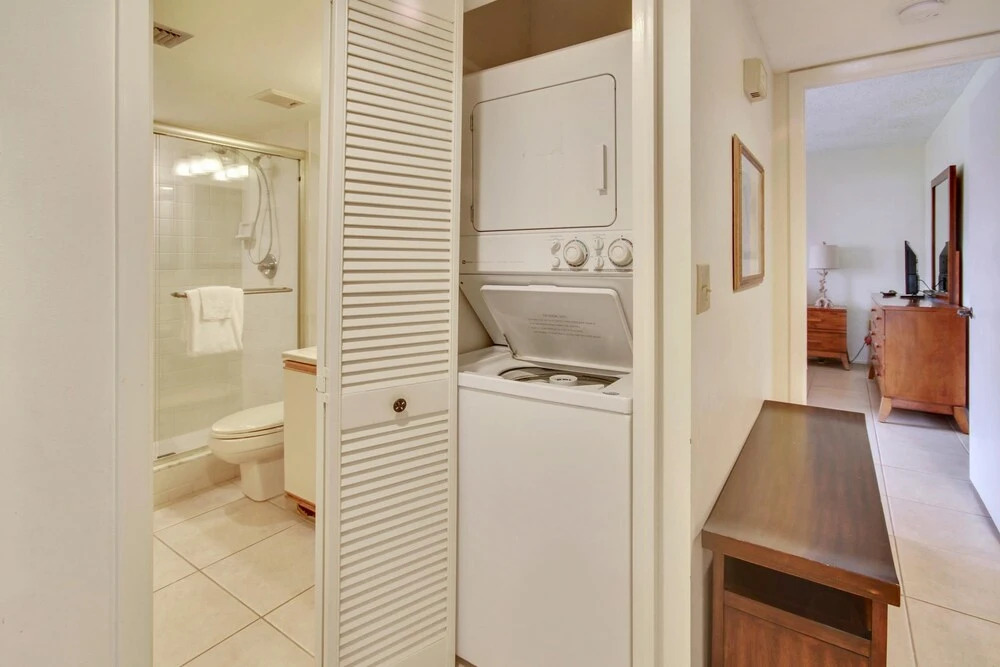 Land's End 207 Building 11 Beachfront / End Unit / Near Pool