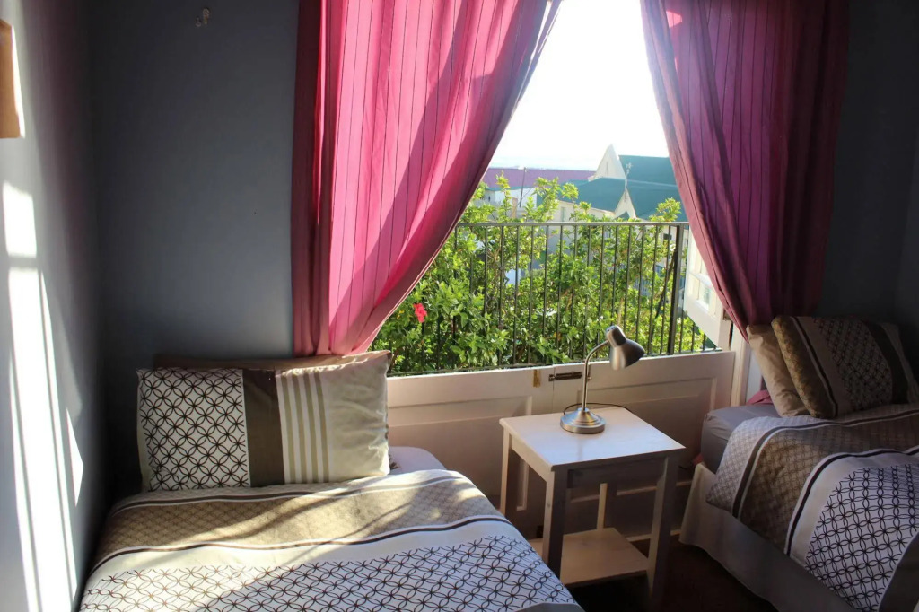 Die Braaihuis- sleeps 6, Large Veranda, Sea Views, Central and Fabulous
