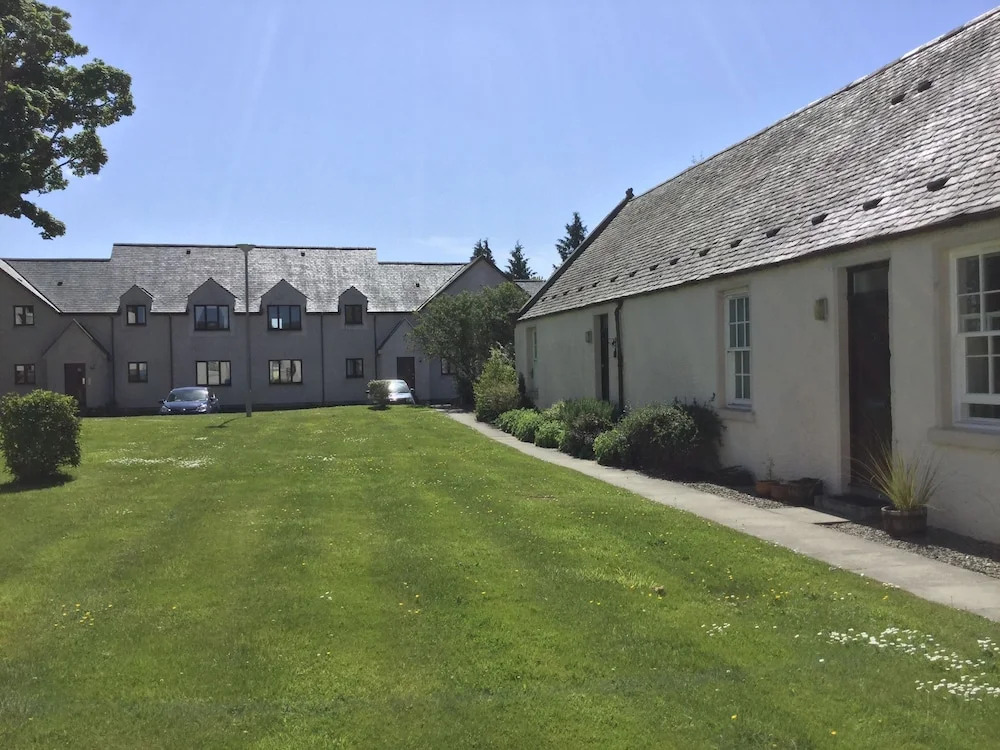 Inverness Apartments - Courtyard
