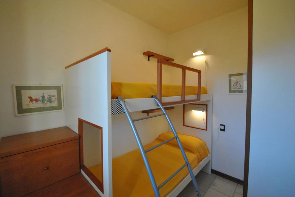 In vacation residence, 40 mt from the sea, apartment with 3 bedrooms ,for 6-7 people, on 2nd floor w-Villa Marina - INT. 7 quadri. Levante