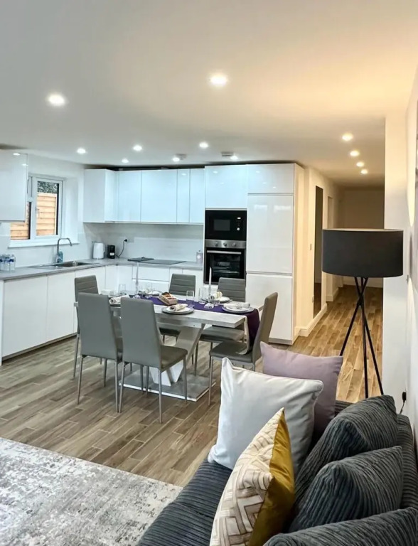 House in Croydon Welcomes you to Comfort and Style