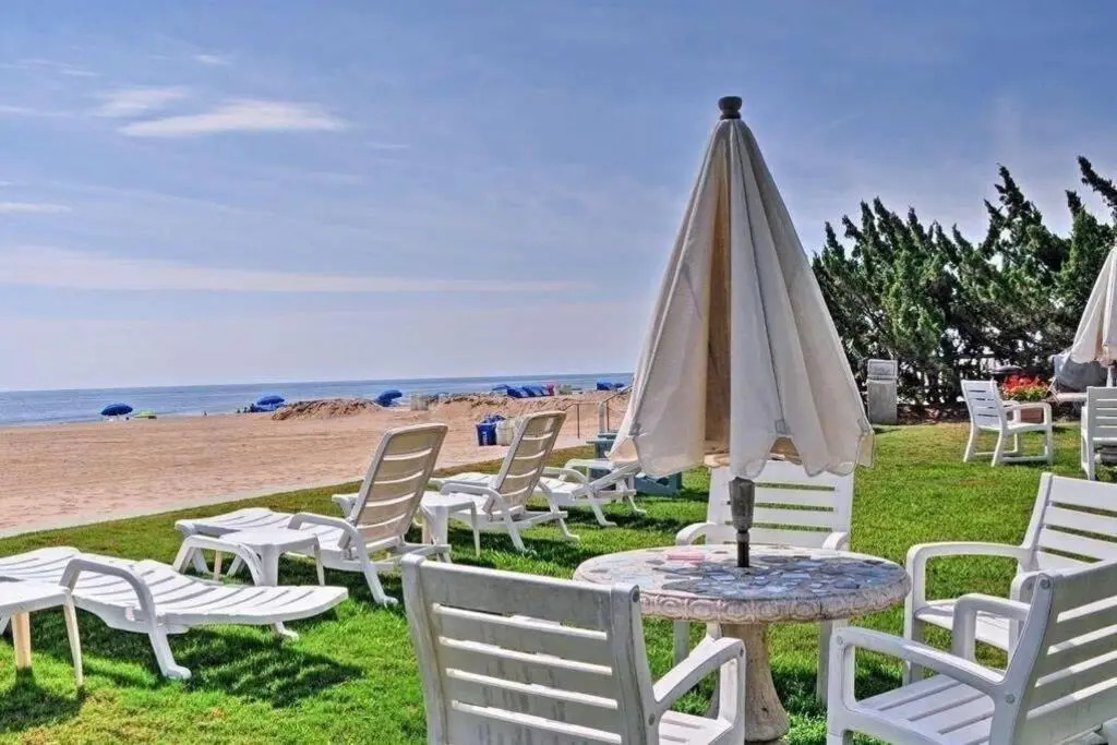 Renovated Oceanfront Boardwalk Pool, Beach, Kitchen, Restaurant, 4 People, cozy studio unit, walk right out no elevator