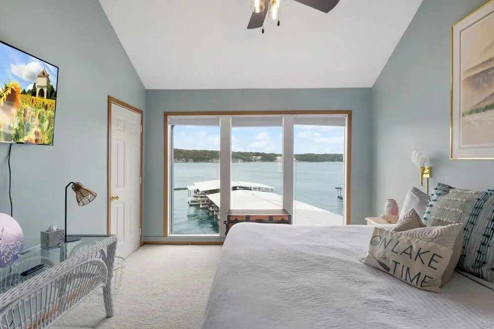 Poolside Condo With Amazing Lake Views & Design