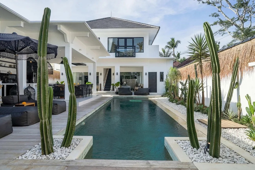 Villa Laut - 4BR Luxury Villa within Walking Distance to Seseh Beach