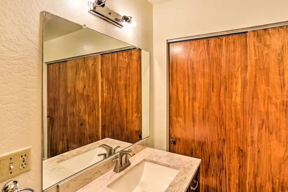 Cozy Studio Near Hiking & Skiing, Walk to Downtown
