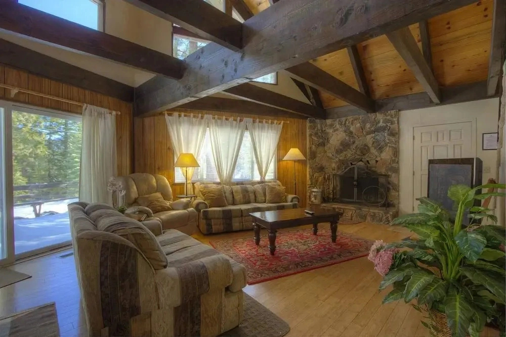 Great Value Chalet in the Woods by RedAwning
