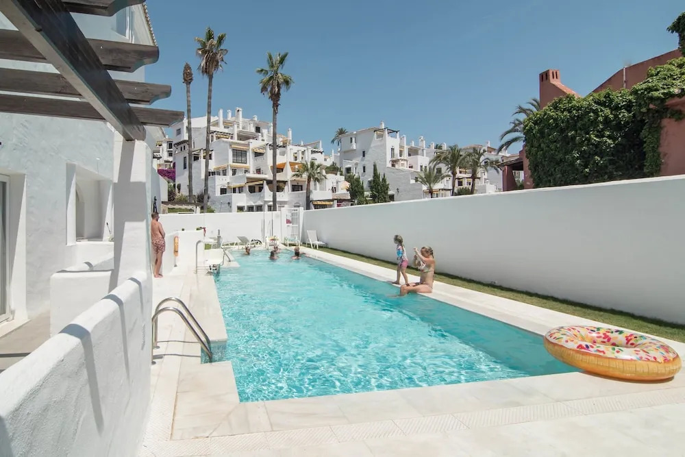 IVY- Fantastic 3 bedroom apt with private garden