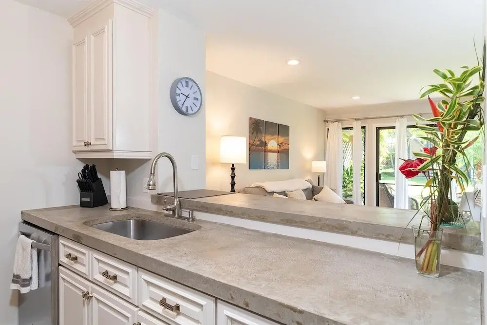 Kihei Garden Estates B-103 - Modern Design, Bright & Clean, Concrete Floors, AC!