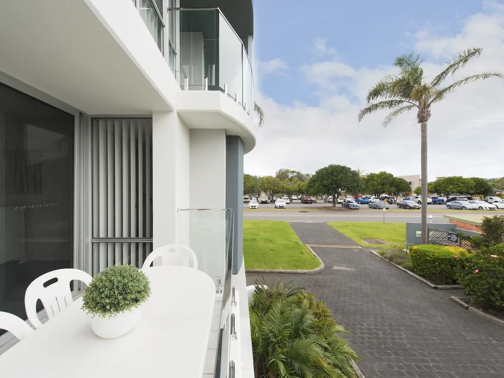 9 Cirrus at Fingal Bay