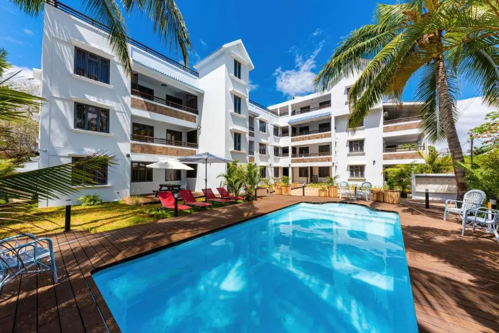 Les Cerisiers Beach Residence, Cosy and Modern 3 bedroom apartment located 50 metres from the beach and from all amenities and restaurants on the coastal road