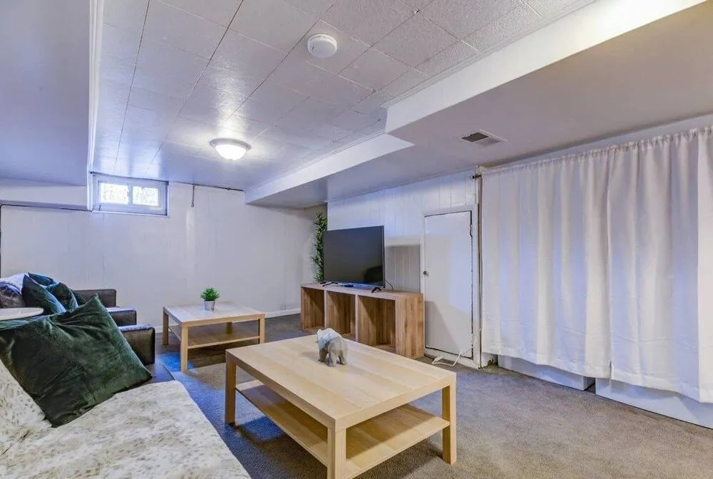 Modern Townhouse w/ Pool Table by Cozysuites