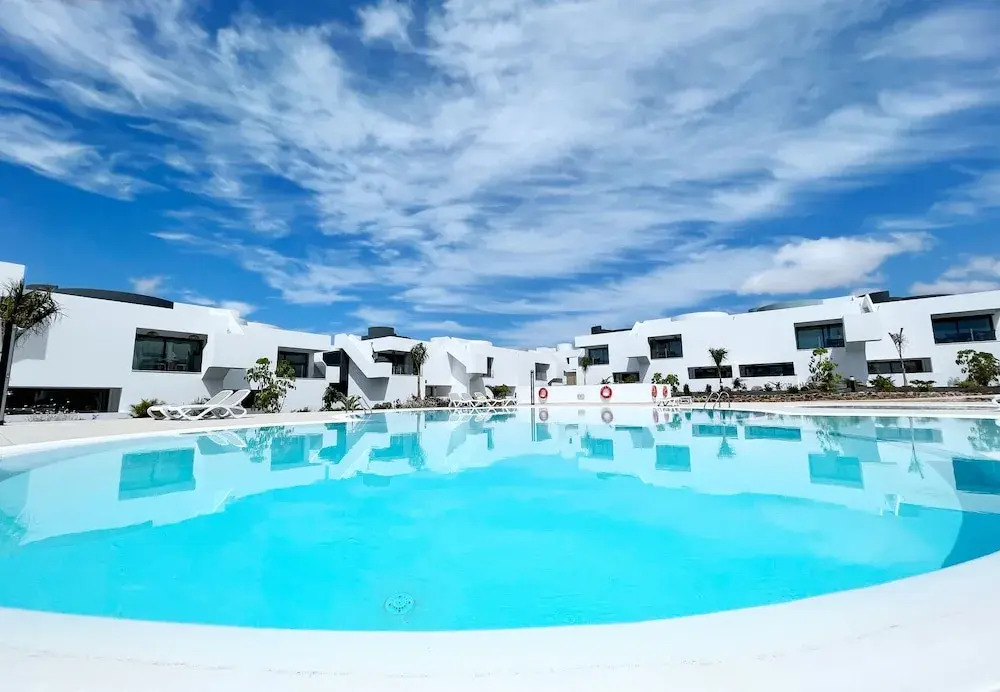 Superior Apartment Sleeps 2 With Pool