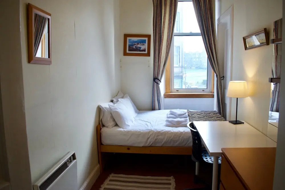 Traditional 3 Bedroom Apartment in Bruntsfield
