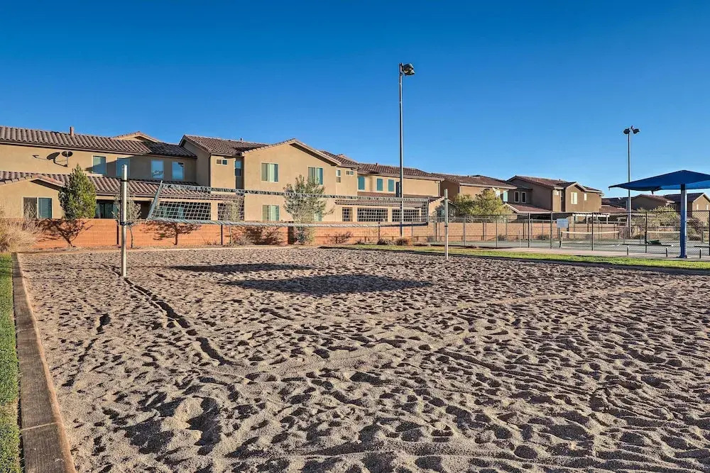 Utah Home w/ Pool & Hot Tub Access, Mtn Views!