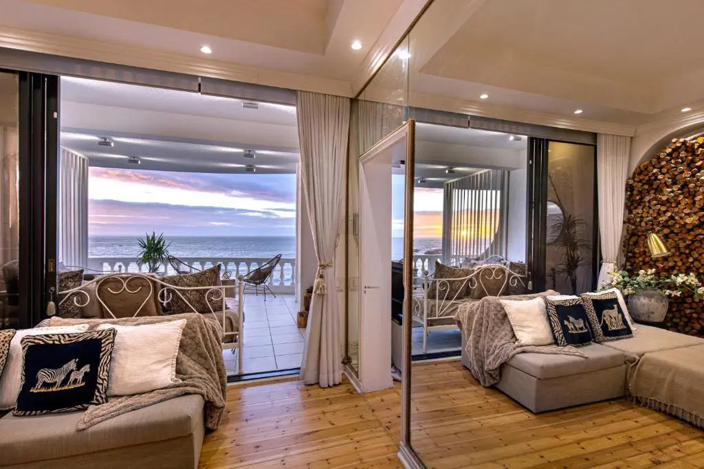 Clifton YOLO Spaces - Clifton Beachfront Apartments
