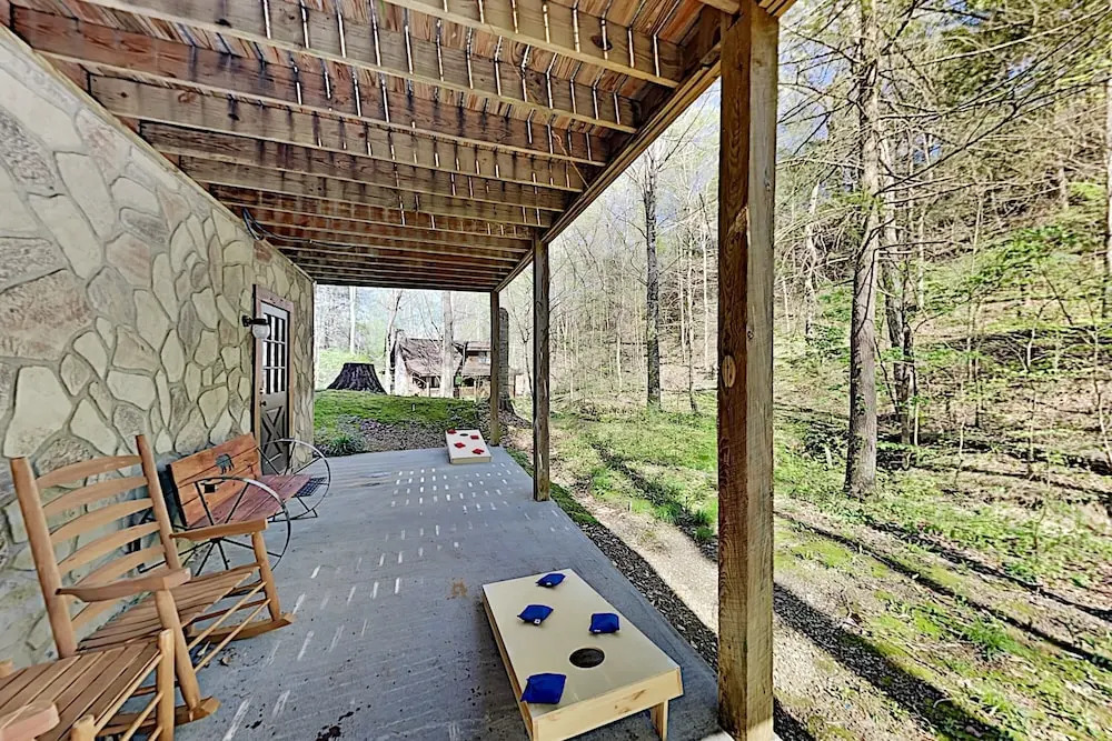 Secluded Creekside W/ Private Hot Tub 4 Bedroom Cabin