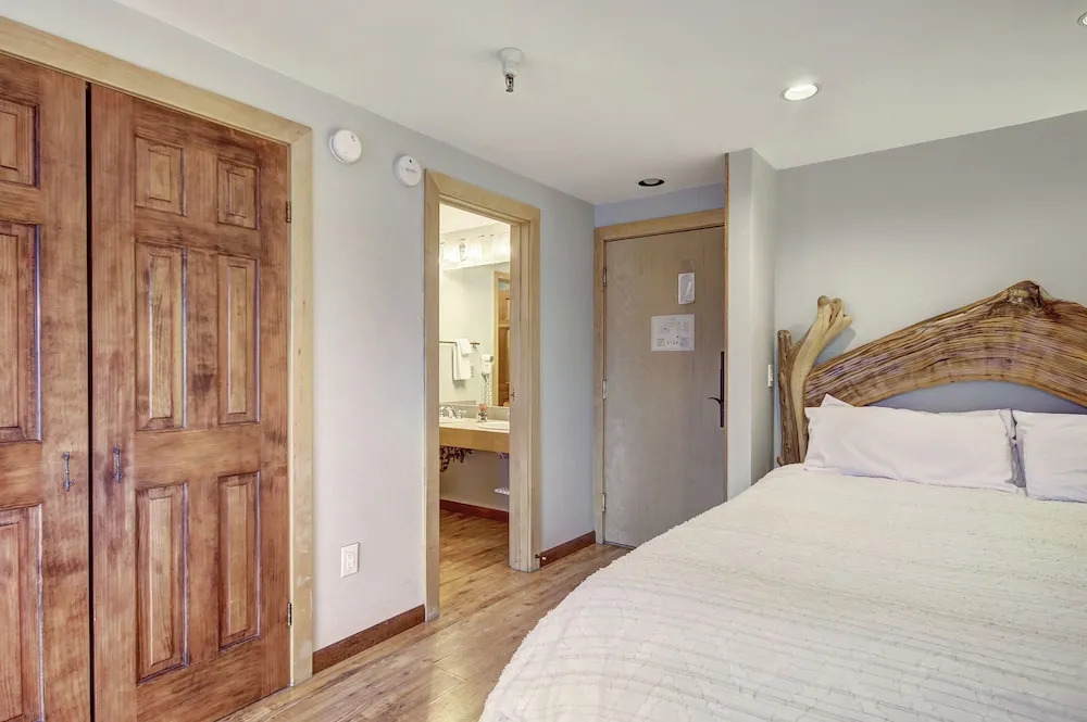 Ge At Breckenridge Peak 9 Inn, Liftside 402 Studio Bedroom Condo by RedAwning
