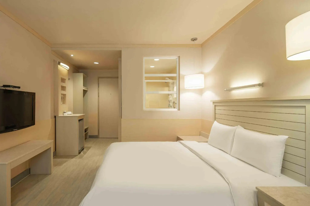 Kindness Hotel Liouhe Night Market Zhongzhen
