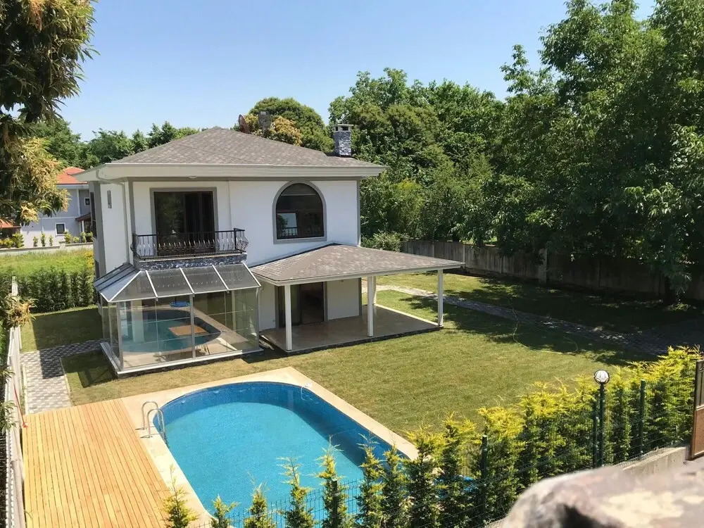 Sleek Villa in Sapanca with Pool and Winter Garden