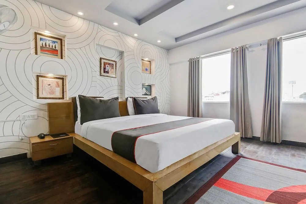 Collection O 40421 Hotel Queens Tower