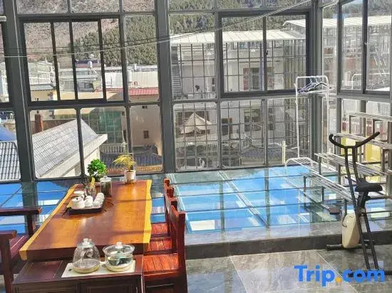 Yaju Homestay Youth Hostel (Dukezong Ancient City East Gate)