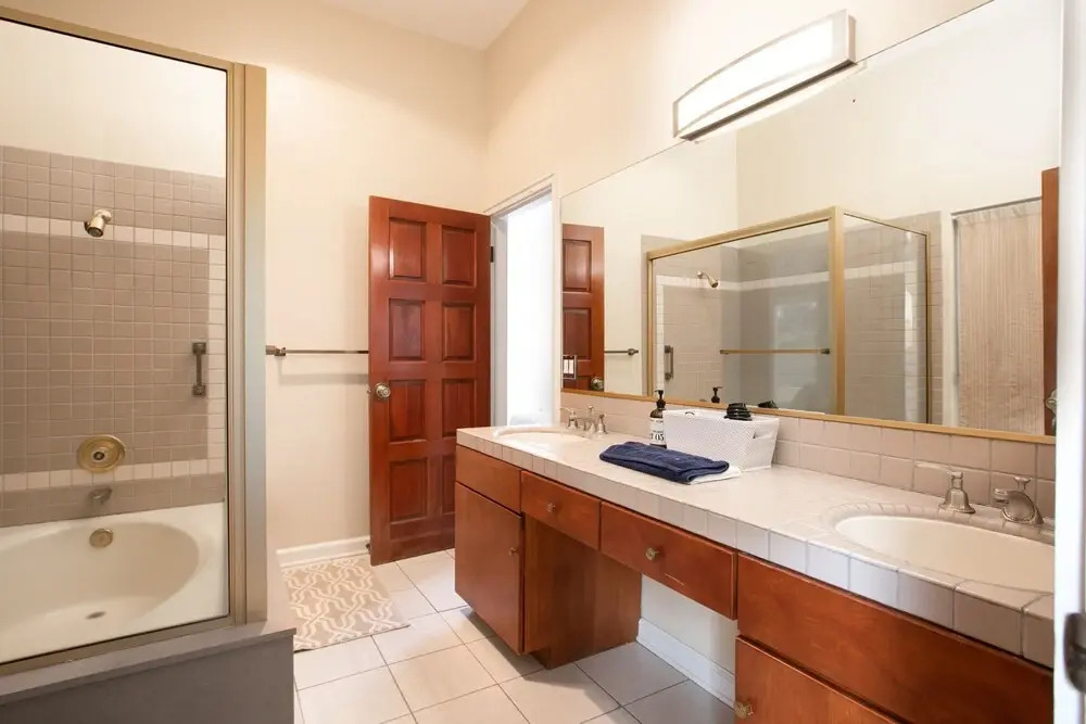 Sunny Pasadena Mansion, Sparkling Heated Pool & Projector Room!
