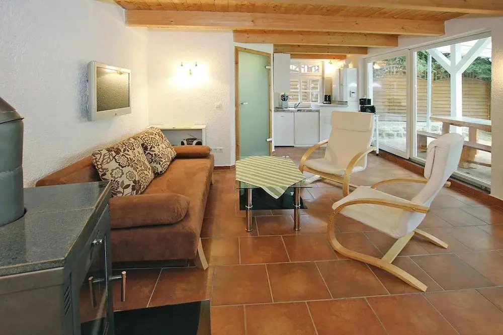 Ferienhaus mit Terrasse und Kaminofen in Parchim