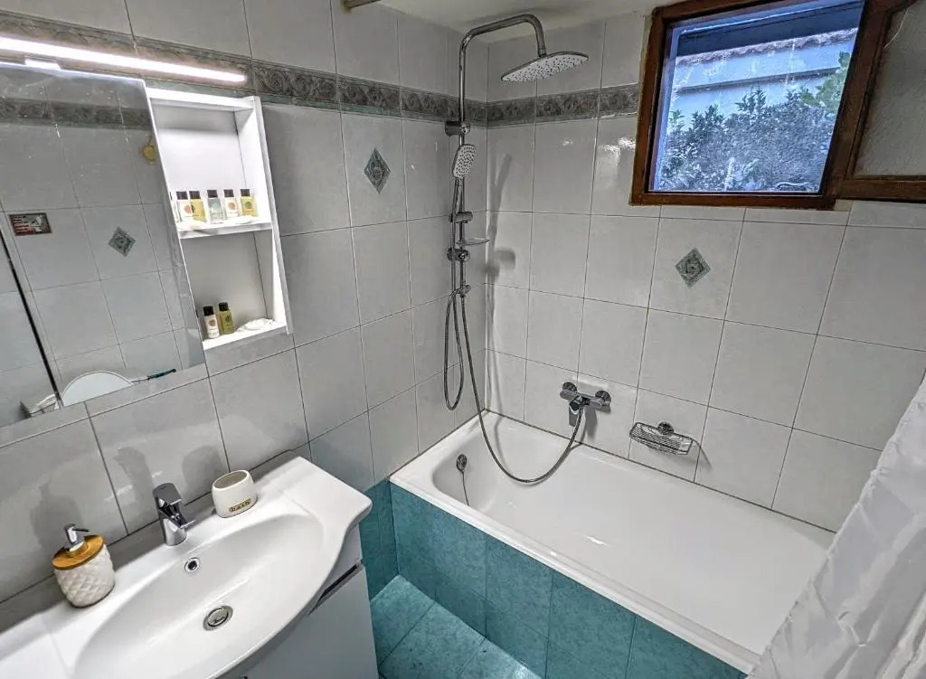 Lovely Lontza, A Cozy 2-Bedroom House.