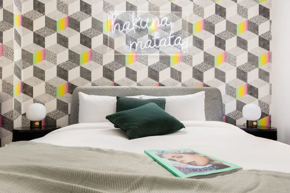 The Kensington Grove - Stylish 2BDR Flat with Private Patio