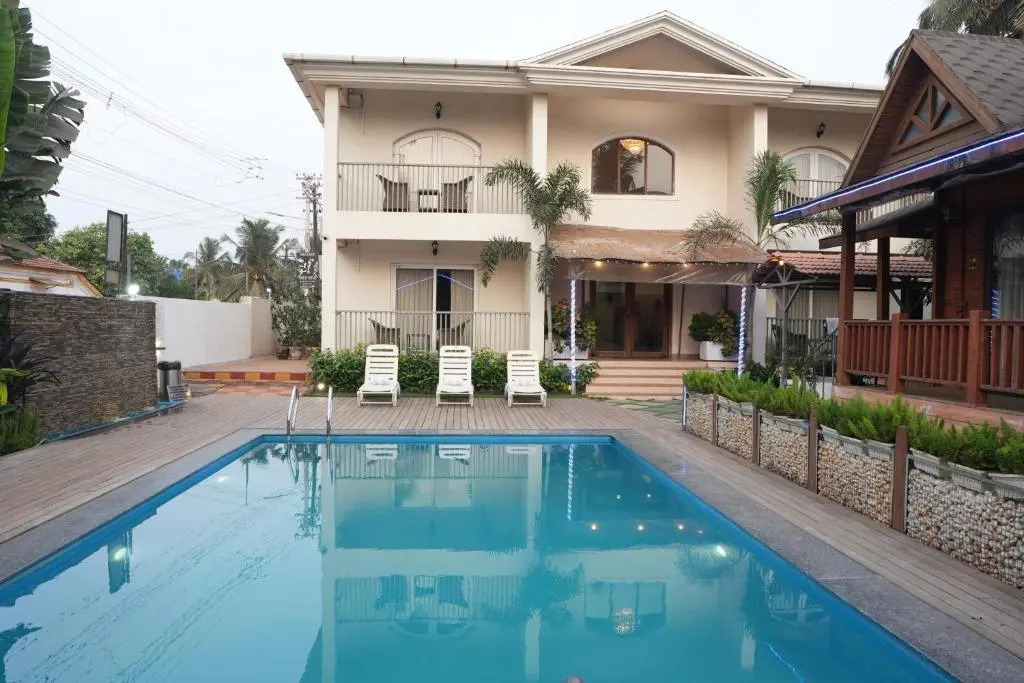Foxoso Aaristo Baga Beach Resort