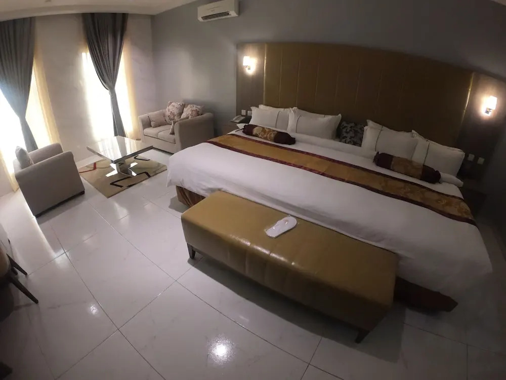 Maxbe Continental Hotel