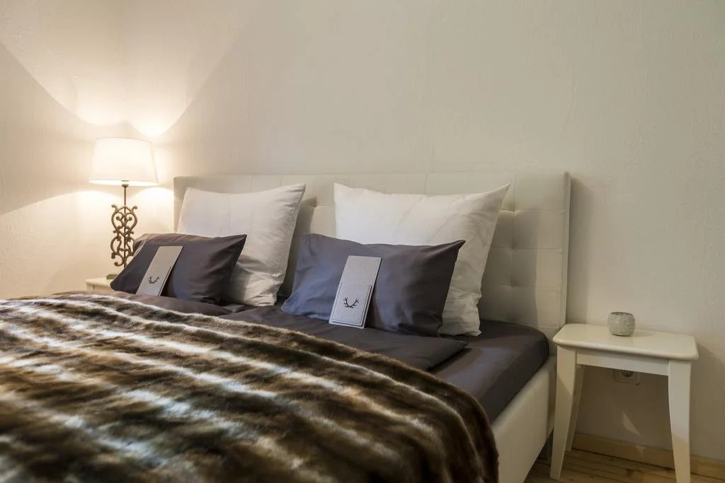 Forest Chalet, all famous ski areas around us, 15 min to city of salzburg, mountainview, panorama sauna, bath whirlpool, fire pit in garden up to 10 p