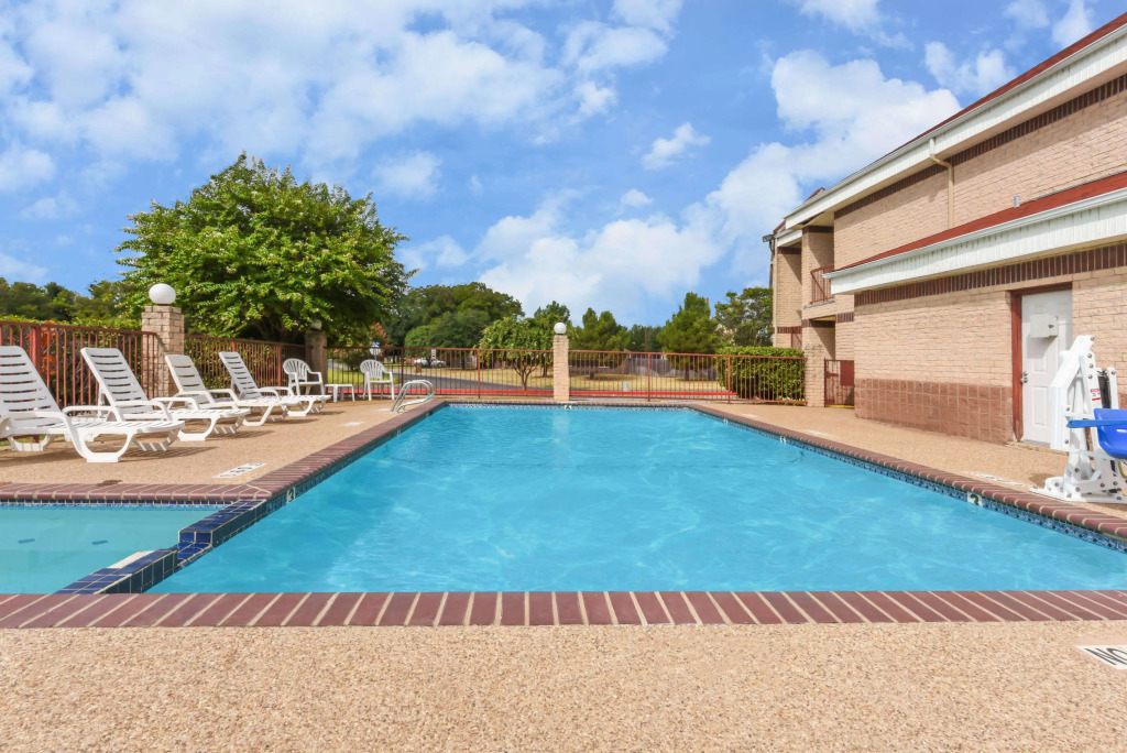 Super 8 by Wyndham Houston Hobby Airport South