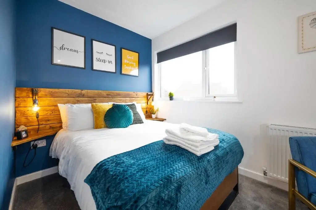 The Mount 7 bed house Sleeps 14 ENSUITE Free HS WIFI TVs in rooms CITY CENTRE Inspire Homes