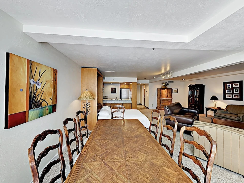 New Listing! Large Ski-in/ski-out: Pool & Hot Tub 1 Bedroom Condo