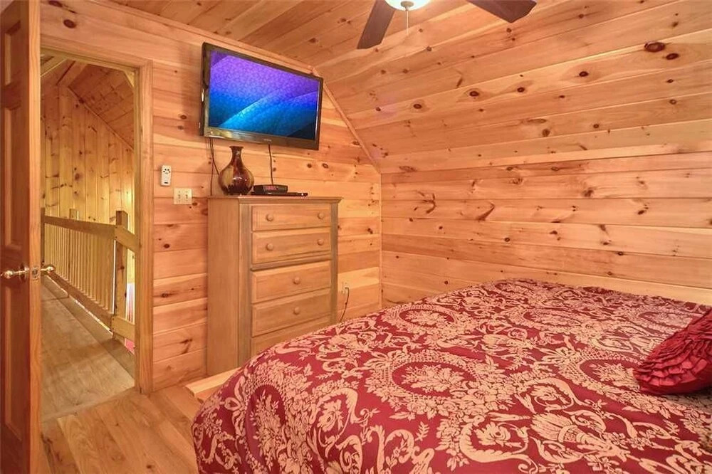 Good Times 3 Bedroom Home with Hot Tub