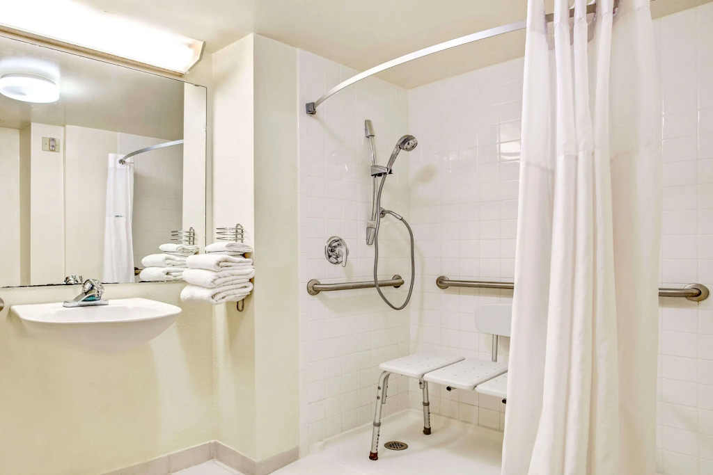 Days Inn by Wyndham Bradenton - Near the Gulf