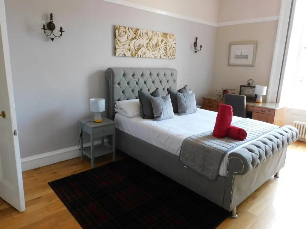 WEST END - Stunning, spacious, 3 bedroom, main door flat with private parking